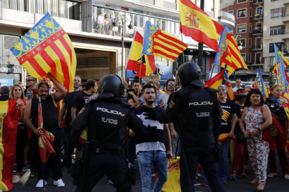 Manifestants intentant «rebentar» la marxa convocada per la Comissió 9 d'octubre a València.