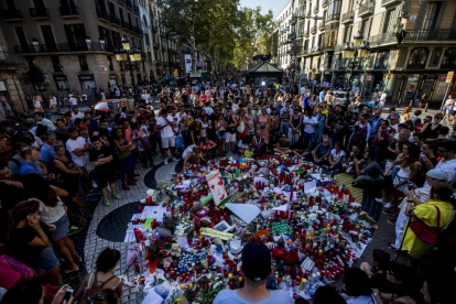 Una multitud s'agrupa i dóna suport a les víctimes i familiars de l'atropellament a Les Rambles de Barcelona.