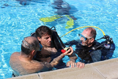 Los alumnos han hecho inmersiones en el agua de la mano de instructores profesionales.