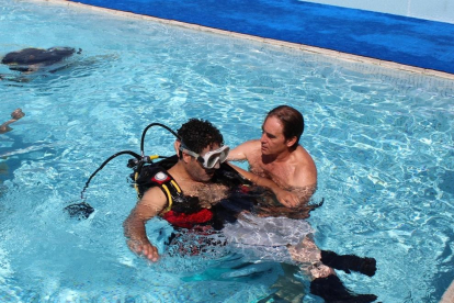 Els alumnes han fet immersions a l'aigua de la mà d'instructors professionals.