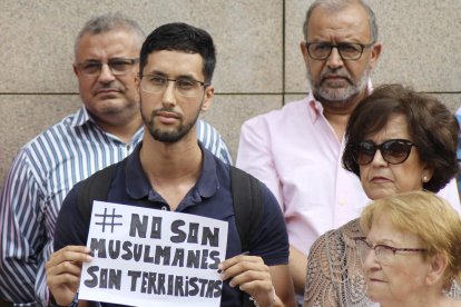 Un musulmà subjecta un cartell que diu «No són mus