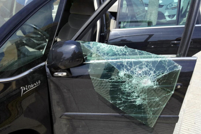Detall del vidre trencat del vehicle sospitós, un cop inspeccionat pels Mossos d'Esquadra a la Riera de la Bisbal.