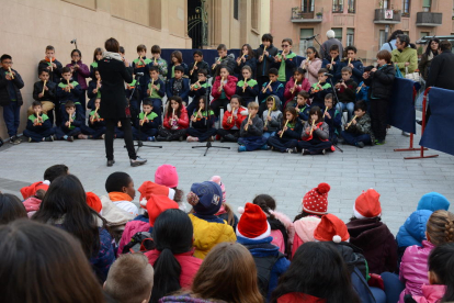 Imagen del concierto de villancicos que varios escolares tarraconenses han hecho ante el Mercat Central.