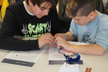 Unos alumnos intentando generar electricidad a partir de la construcción de un motor sencillo.