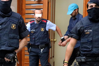 El tercer detingut a Ripoll en el marc de la investigació pels atemptats territoristes, sortint de l'edifici de la plaça Gran aquest 18 d'agost del 2017