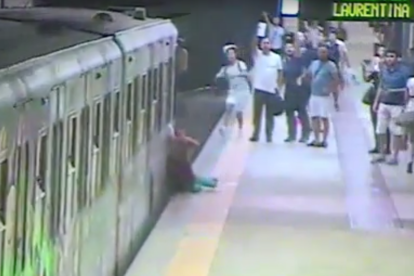 A la imatge es pot veure diversos usuaris alertant al conductor del metro.