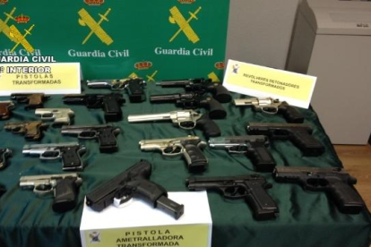 Algunes de les armes intervingudes per la Guàrdia Civil en la macrooperació contra el tràfic d'armes.