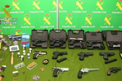Algunes de les armes intervingudes per la Guàrdia Civil en la macrooperació contra el tràfic d'armes.
