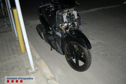 Estado en que quedó la motocicleta implicada en un accidente de tráfico a la C-31 en Cubelles el 11 de noviembre.