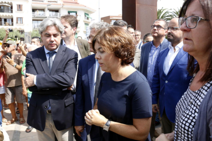 Pla mig de la vicepresidenta del govern espanyol, Soraya Sáenz de Santamaría, visitant la zona de l'atemptat de Cambrils acompanyada de l'alcaldessa del municipi, Camí Mendoza, entre d'altres, el 19 d'agost de 2017