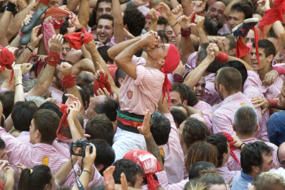 Quico Pino celebra el primer 2 de 9 amb folre i manilles descarregat pels Xiquets de Tarragona.