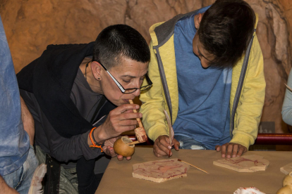 Al taller es recreen pintures amb estris històrics.