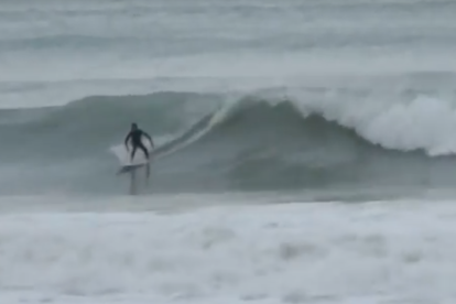 Una imatge extreta del vídeo que mostra surfistes a la platja de Salou.