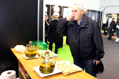 Un hombre probando aceite de oliva virgen.