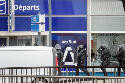 Imatge de la policia francesa actuant a la terminal sud.
