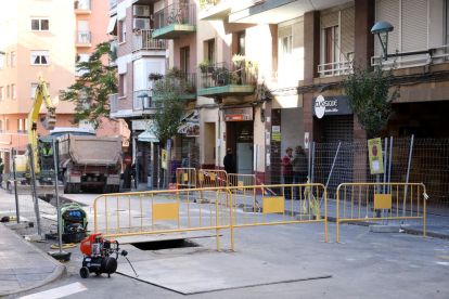Aspecte que oferia ahir al matí el carrer Sevilla com a resultat de les obres que es duen a terme.