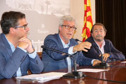 L'alcalde de Tarragona, Josep Fèlix Ballesteros, molt indignat, acompanyat dels regidors José Luis Martín i Pau Pérez, en roda de premsa, el 19 de juliol del 2017