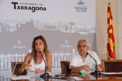 Els dos regidors de la CUP a Tarragona, Laia Estrada i Jordi Martí Font, en roda de premsa per denunciar les suposades incompatibilitats de càrrecs, el 19 de juliol del 2017