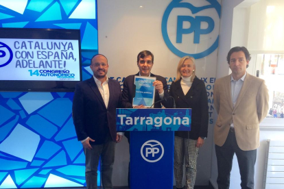 Ayllón, con los representantes populares en Tarragona.