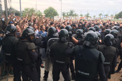 Pla general de desenes de policies espanyols a les portes del pavelló firal de la Ràpita impedint el pas dels ciutadans que esperaven per votar. Imatge de l'1 d'octubre de 2017 (horitzontal)