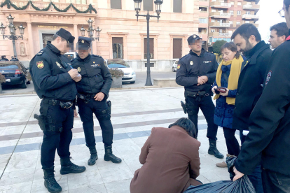 Agents de la policia espanyola identificant a membres de la CUP al davant de la subdelegació del govern espanyol a Lleida després d'una acció de campanya pel 21-D.