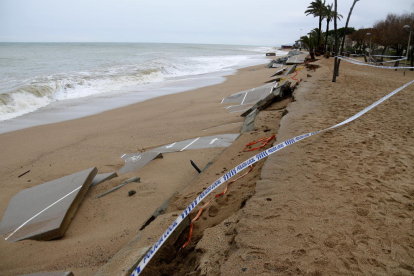 El carril bici del passeig marítim de Pineda de Mar, totalment destrossat per les onades.