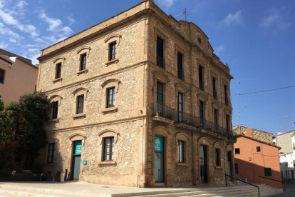 Imatge d'arxiu de la façana de l'edifici de l'Ajuntament de Calafell.