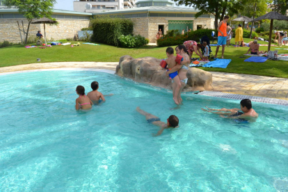 Foto de la visita de los usuarios del casal adaptado a las piscinas municipales.