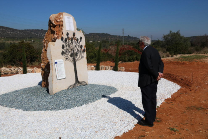 L'alcalde de Freginals, Josep Roncero, davant del monòlit instal·lat al lloc de l'accident de fa un any.