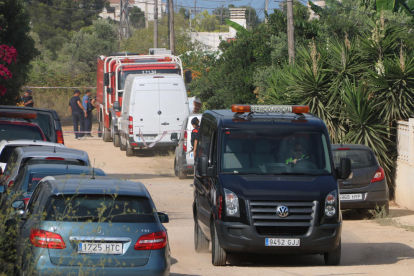 Una furgoneta funerària judicial marxa de la zona de la finca d'Alcanar Platja. Imatge del 20/08/2017