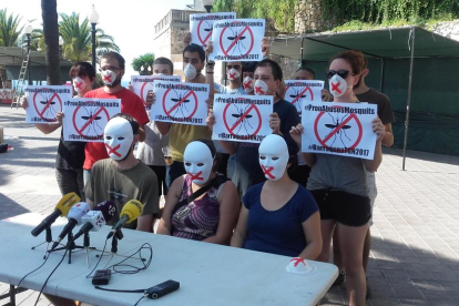 Imagen de la rueda de prensa en silencio que ha realizado hoy la Coordinadora de Barracas|Chabolas de Tarragona.