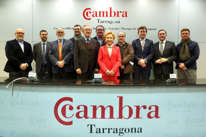 Laura Roigé con los miembros del Comité Ejecutivo de la Cámara de Tarragona.
