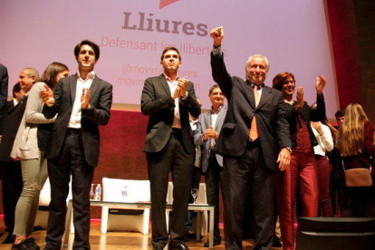 Roger Montañola, Antoni Fernàndez Teixidó i Remei Gómez agraeixen les mostres de suport en l'acte de presentació del moviment polític Lliures.