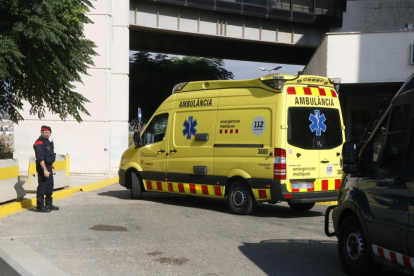 Pla general de l'ambulància que ha traslladat Mohamed Houli Chemlal, sortint de l'hospital de Tortosa en direcció a Barcelona, el 21 d'agost del 2017