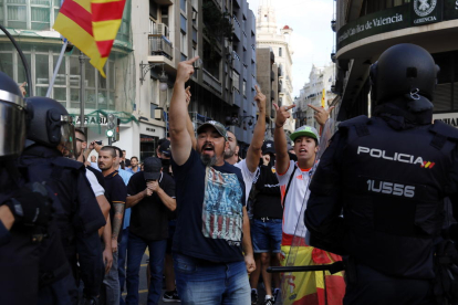 Imatge general de manifestants intentant rebentar la marxa convocada per la Comissió 9 d'octubre a València.