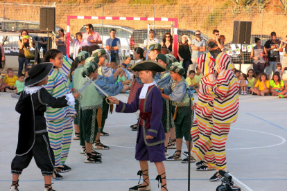 Imatge de la pre-estrena del Ball de Marcos Vicente a la festa de final de curs de l'Escola la Vitxeta.
