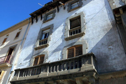 Imatge exterior de l'edifici del carrer Raval de Sant Pere de Ripoll on s'han fet registres aquesta matinada del 21 d'agost de 2017.
