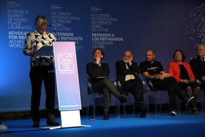 Jody Williams llegint la declaració dels Nobels de la Pau a Barcelona, mentre l'escolten Ada Colau, Aracadi Oliveres, René Pérez i Lech Walesa , el 15 de novembre de 2015 (horitzontal)
