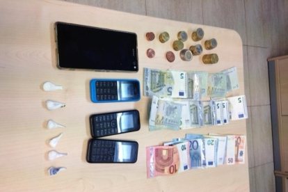 La Policía Municipal intervino al detenido cocaína, varios teléfonos móvil y dinero en efectivo.