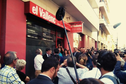 Puigdemont delante la sede del semanario El Vallenc.