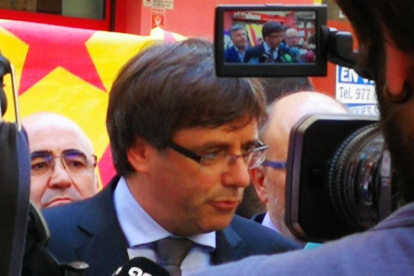 Puigdemont atendiendo a los medios de comunicación delante de la sede de El Vallenc.