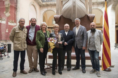 Maria Cinta Comí recibió el premio en el Patio Jaime I del Ayuntamiento, ayer, acompañada de concejales de ERC y de familiares.