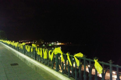El Balcón del Mediterráneo con lazos amarillos.