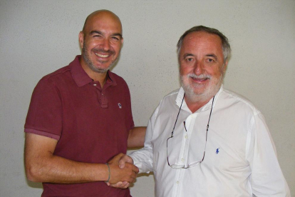 Jordi Garcia, amb el president del Mortiz Vendrell, Víctor Romagosa, l'estiu passat.