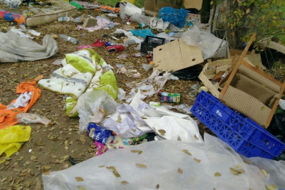 Imagen del descampado, lleno de basura, donde denuncian la aparición de jeringas.