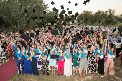 Pla general dels estudiants del Campus Terres de l'Ebre de la URV en l'acte de cloenda del curs. Imatge del 16 de juny de 2017