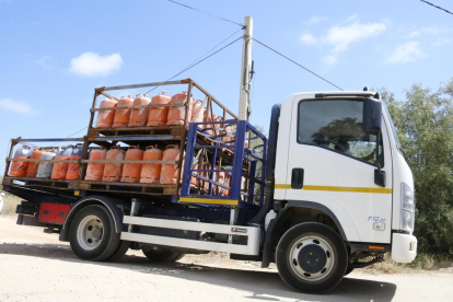 El camión cargado con más de un centenar de bombonas de butano saliendo de la urbanización Montecarlo, este 21 de agosto de 2017