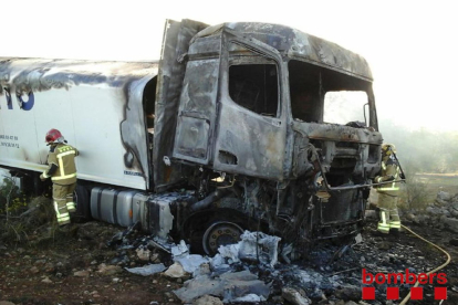El camió que ha quedat calcinat després d'un xoc a l'N-340 a Torredembarra.