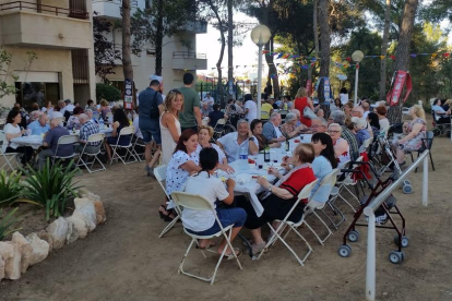 Imagen de la cena de bienvenida del verano a la Residencia de Abuelos de La Muntanyeta.