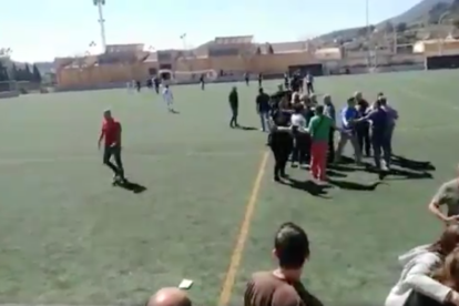 El partit infantil de futbol acaba en una batalla campal entre diversos pares.
